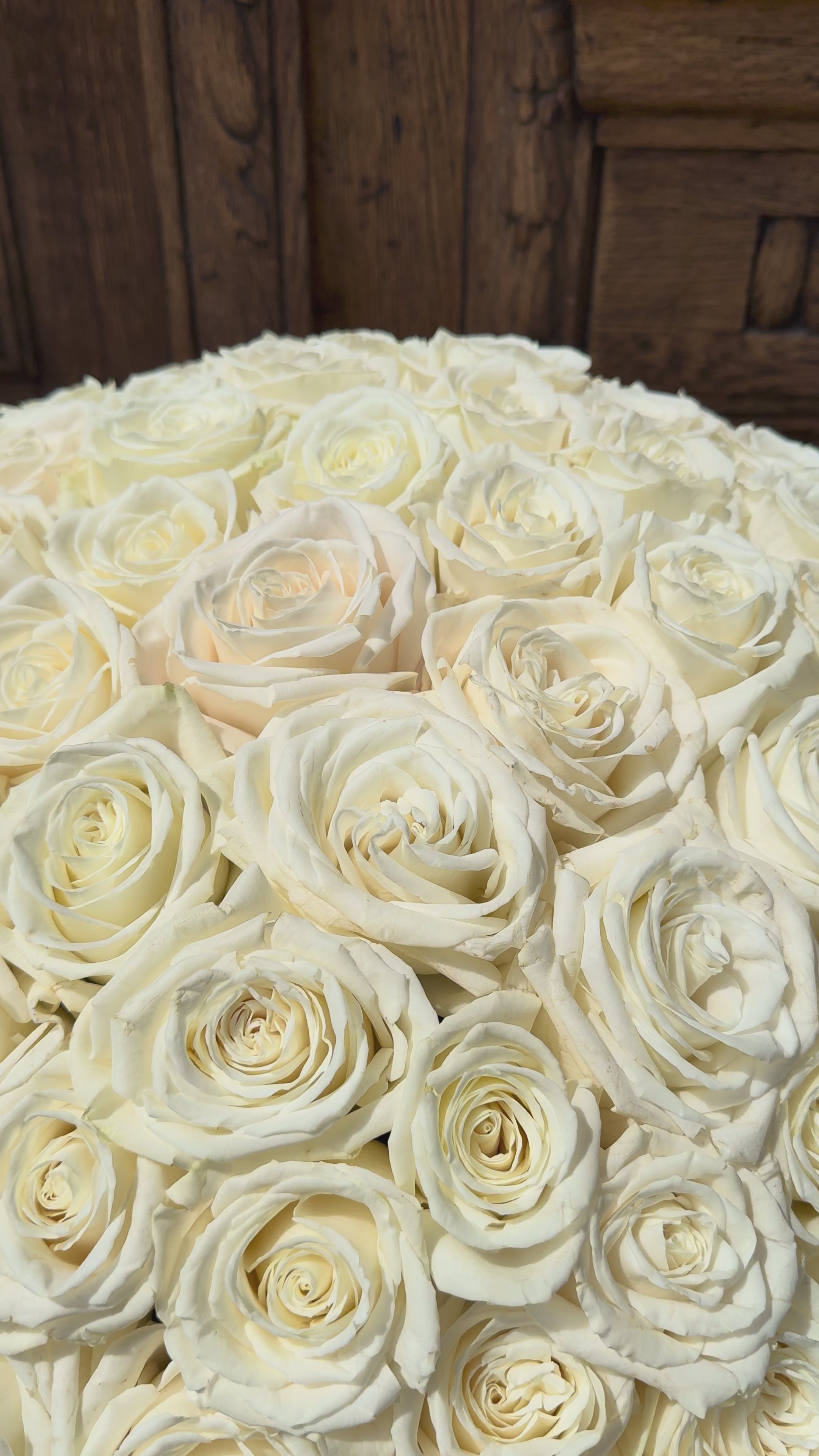 Video laden: 101 white roses basket